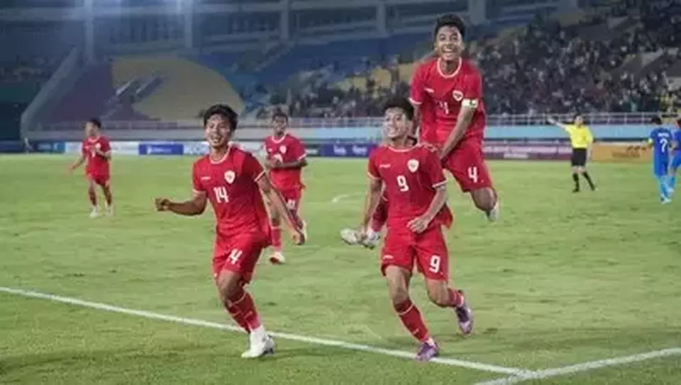 Timnas Indonesia U-16 meraih kemenangan atas Timnas Singapura U-16 pada Piala AFF U-16 di Stadion Manahan Solo, Solo, Jawa Tengah.