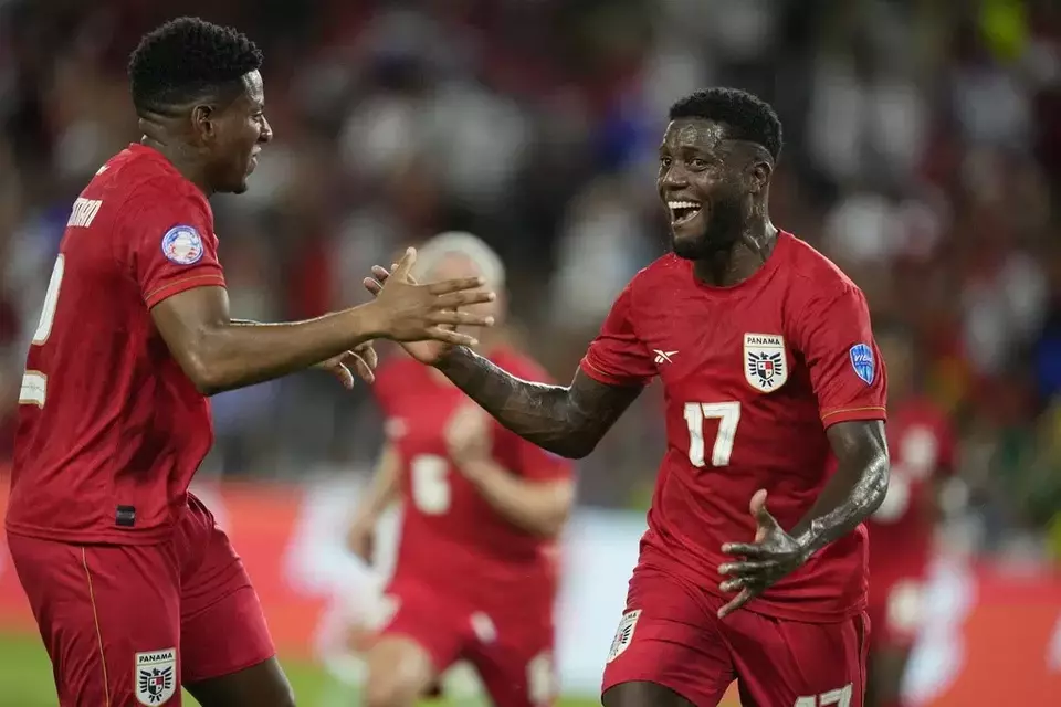 Pemain Panama Jose Fajardo (kanan) merayakan gol pembuka timnya ke gawang Bolivia pada pertandingan sepak bola grup C Copa America di Orlando, Florida, Senin, 1 Juli 2024. 
